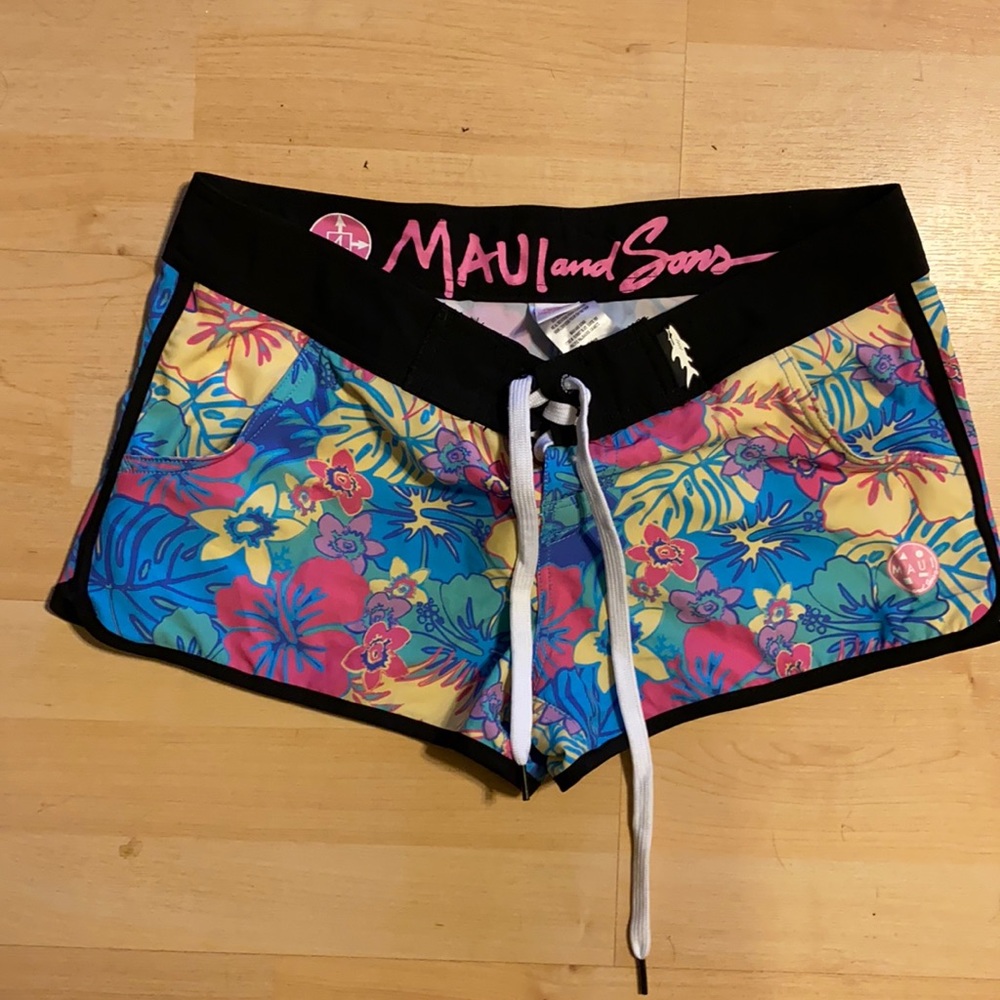 Used Women’s 9 Maui and Sons Board Shorts